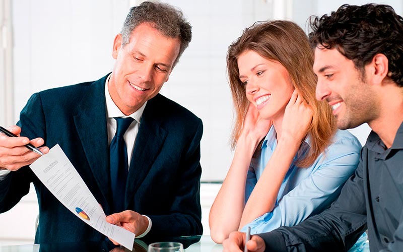 Asesor hablando con clientes